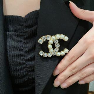 pearl with diamond brooch  11usd 