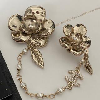 gold flower brooch