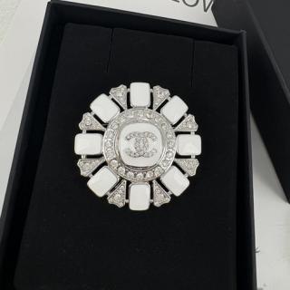 Geometric rhinestone circular brooch 21usd 